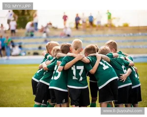 南康区五中足球队员勇夺冠军 展现青春活力与团队精神